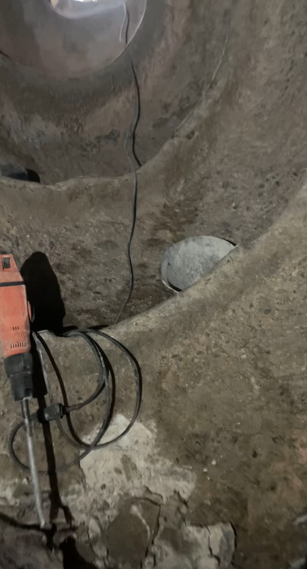Intérieur d'une cuve de toupie béton pendant le déplombage
